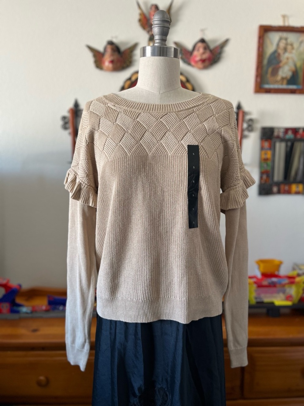 Banana republic Women's beige crewneck sweater with ruffled sleeves